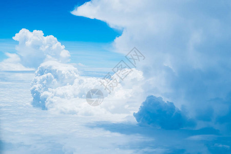 美丽的巨型白色积雨云以明亮的深蓝色天空为背景图片