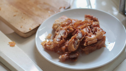 白色盘子里的烤猪肉泰式食物意大图片