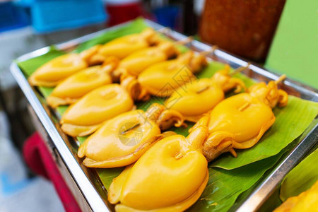 Grilled鱿鱼海上食物市场附近Tha图片