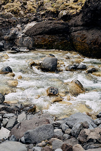 山河上岩石的封闭迅速被流水冲洗图片