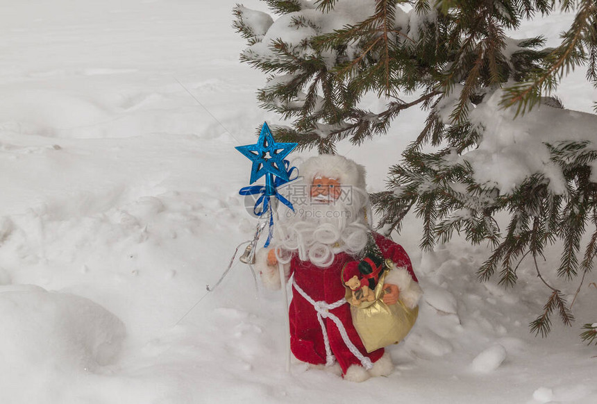 雪覆盖树下的玩具父亲Frost制成图片