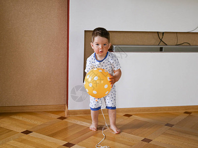孩子在家里玩气球游戏图片