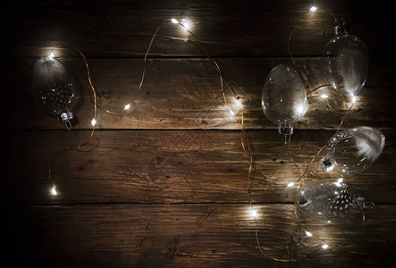 圣诞新年夜背景木板上装饰光亮图片