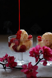 冰淇淋夹在透明玻璃中加倒浆果热辣酱的冰淇淋图片