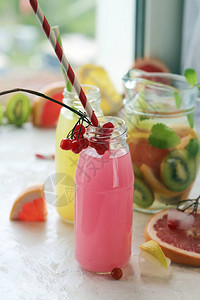 新鲜饮料有机水果和浆果的天然鸡尾酒窗台上玻璃瓶中的薄荷健康食图片