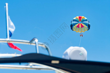 滑翔伞水上娱乐一家人从船上乘坐滑翔图片