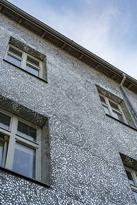 波兰Lodz的租户房屋被镜子的玻璃碎片覆图片
