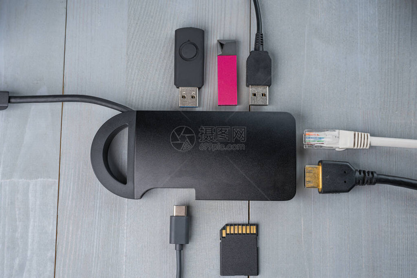 USBC型适配器或集线器与各种配件pendriveshdmi以太网存储卡电缆图片
