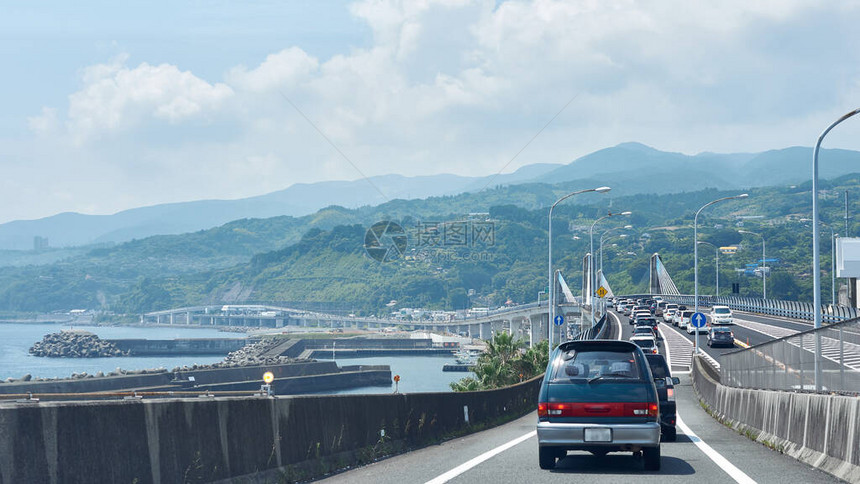 在暑假期间造成交通堵塞的日本高速公路图片