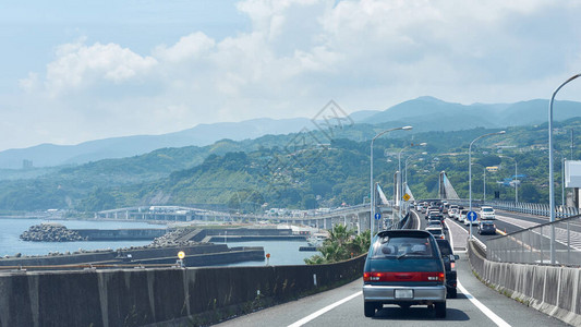 盂兰盆在暑假期间造成交通堵塞的日本高速公路背景
