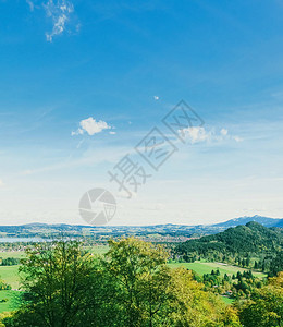 欧洲阿尔卑斯山的美丽自然春季高山湖泊和村庄的景观旅游图片