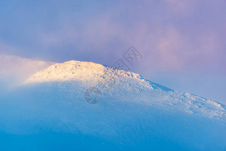 白雪皑的山峰消失在云层中图片