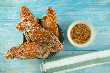 新鲜的蒸螃蟹配上泰国风格的海鲜酱图片