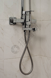 湿水龙头或水龙头放在淋浴间的墙上图片