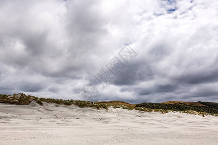 在新西兰南岛Puponga的Wharariki海滩上图片
