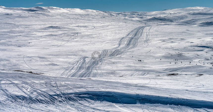 在瑞典挪威山区的雪地摩托小径上放大视图许多游客通过雪景开车上山图片