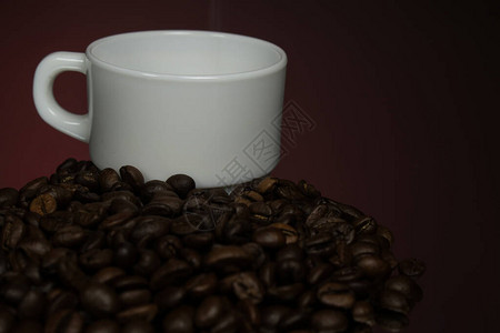 一杯咖啡红镜背景上有谷物背景图片