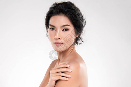 美丽的亚洲年轻女用新鲜的健康皮肤触摸她的身体图片