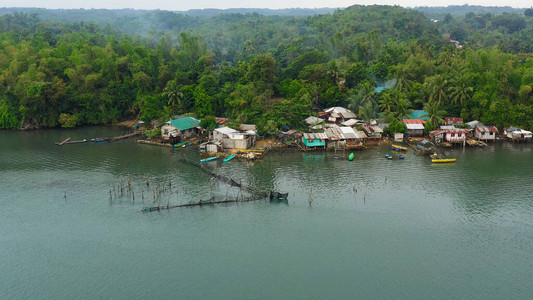 渔船和贫民窟的渔村图片