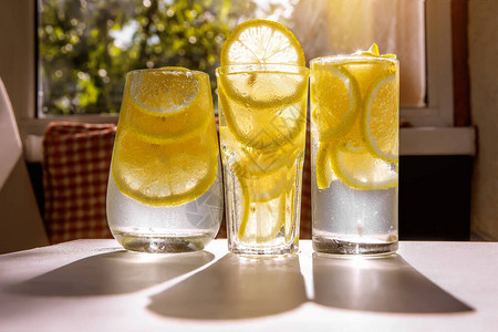 三杯柠檬水在阳光灿烂图片