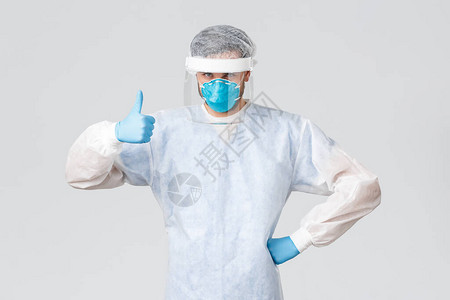 自信和坚定的医务工作者在个人防护设备上图片