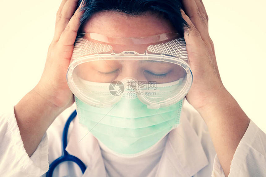 医生戴着口罩和防护眼镜图片