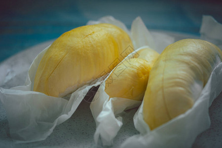 白黄色的达利安人准备吃饭的菜盘上水果背景图片