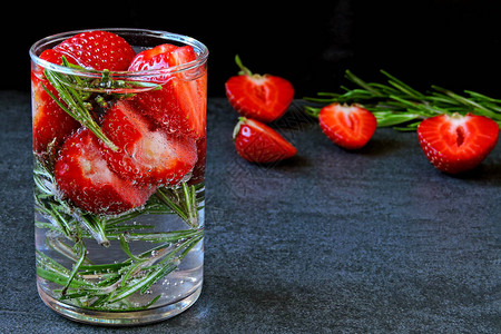 夏季脱毒饮料与草莓和迷迭香草莓柠檬水Keto饮食图片