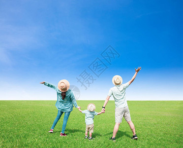 幸福的一家人站在草地图片