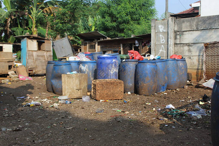 临时居民垃圾收容所存放垃圾的蓝色桶垃圾诊图片