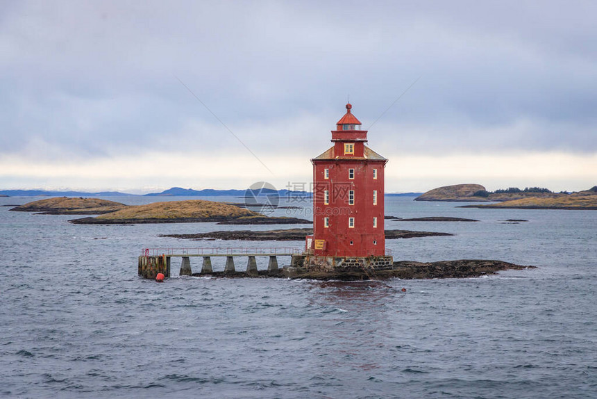 挪威海中美丽的红色八角红灯塔Kjeungskjaer图片