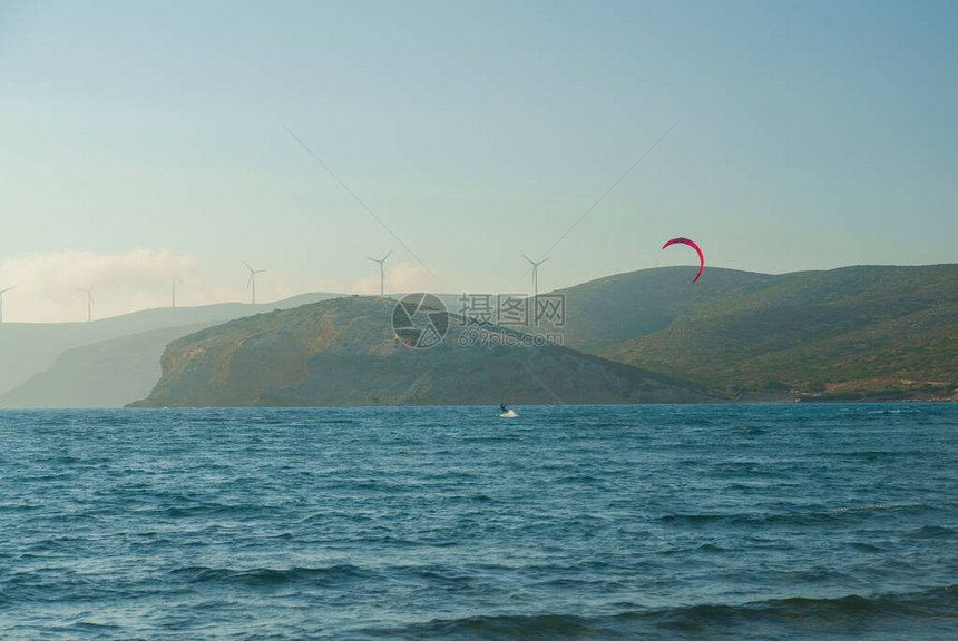 夏日在罗得斯岛Prasonisi风筝海滩的波浪上骑着Kite图片