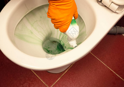 打扫厕所清洁工用绿色清图片