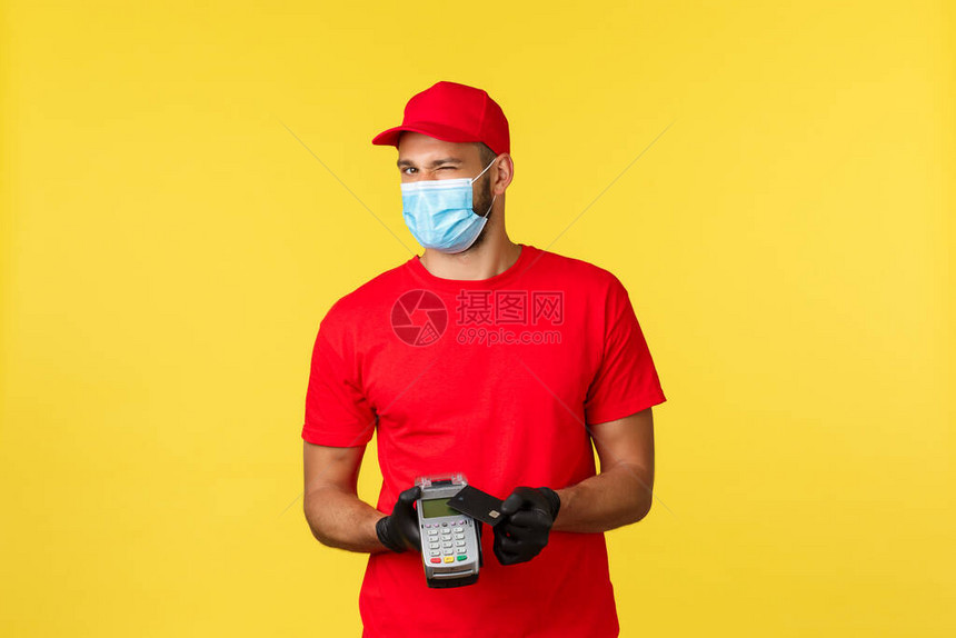 食品配送跟踪covid19和自我隔离概念身着红色制服医用口罩和手套的友好快递员图片