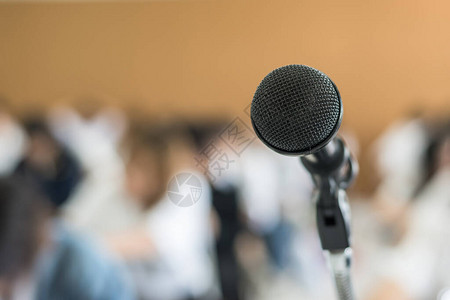 麦克风语音扬声器与听众或学生在研讨会教室演讲厅或会议中为主持人教师或辅导师提供背景图片
