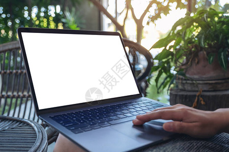 坐在户外时用空白桌面屏幕在触摸板上使用和触摸图片