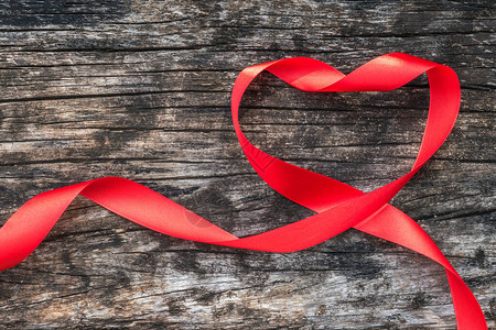 世界艾滋病日活动的红心形丝带意识图片