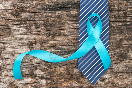 11月和9月男保健运动的领带上浅蓝丝带和旧木头的前列图片
