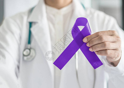 Hodgkin的淋巴瘤和睾丸癌认知度医生手支持上的紫色丝带图片