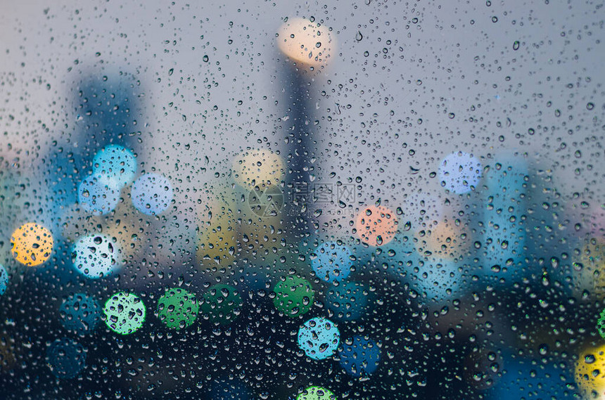 在季风节的玻璃窗上落下雨滴图片