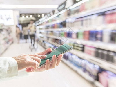 利用移动智能电话在超级市零售购物的商机或跳跃者数字生活图片