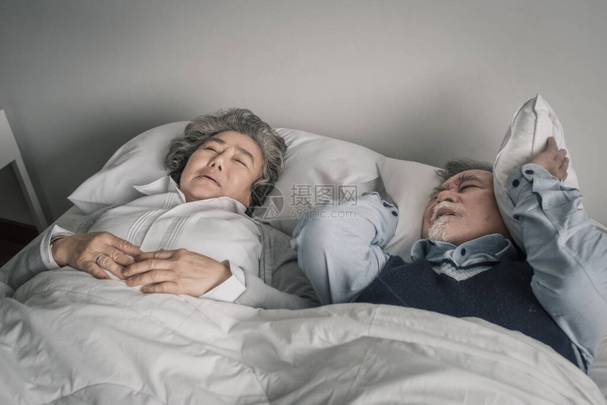 老年夫妇白种人老年男女睡在床上图片