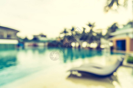 蓝色凉天空和热带棕榈树豪华泳池边水晚会度假旅馆游泳池的图片