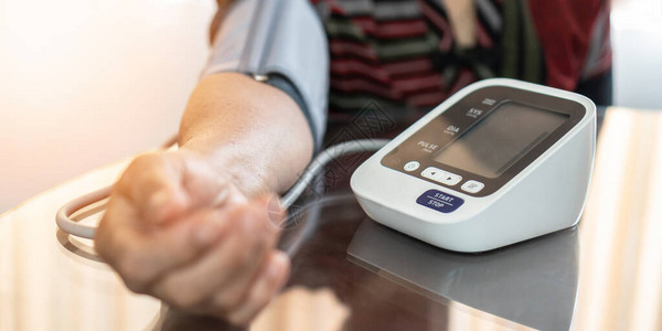 老年患者bp心率数字脉搏检查设备在老年女中风收缩高血压高血压和心血管疾病中的背景图片