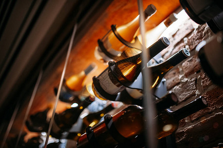 装满酒瓶的酒窖葡萄酒吧图片