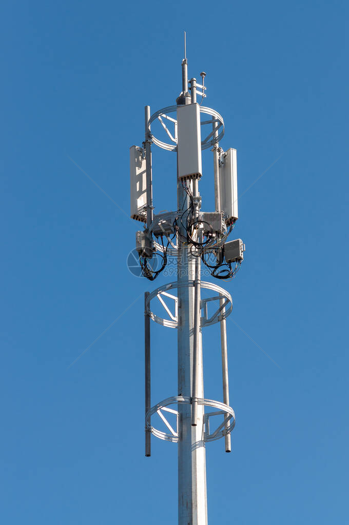 带有移动信号和互联网传输设备的新电信塔图片