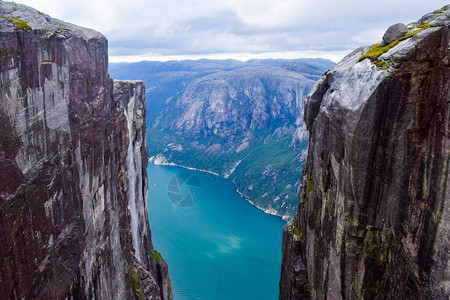 通过两个984米高的悬崖之间的缝隙可以看到Lysefjorden图片