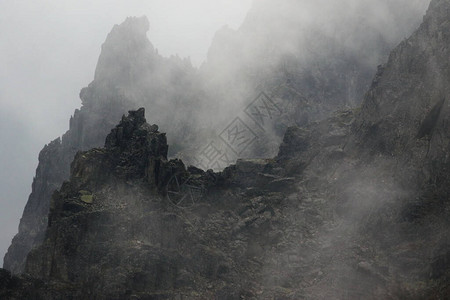 塔特拉山雾中的两座相似的岩石山峰图片