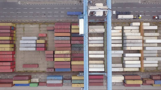 港口的空中观察平台上的对接船只集装箱和进图片