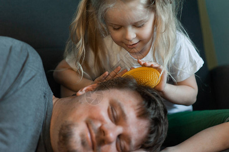 女儿给爸梳头小女儿拍爸的头女儿和爸在理发店玩图片